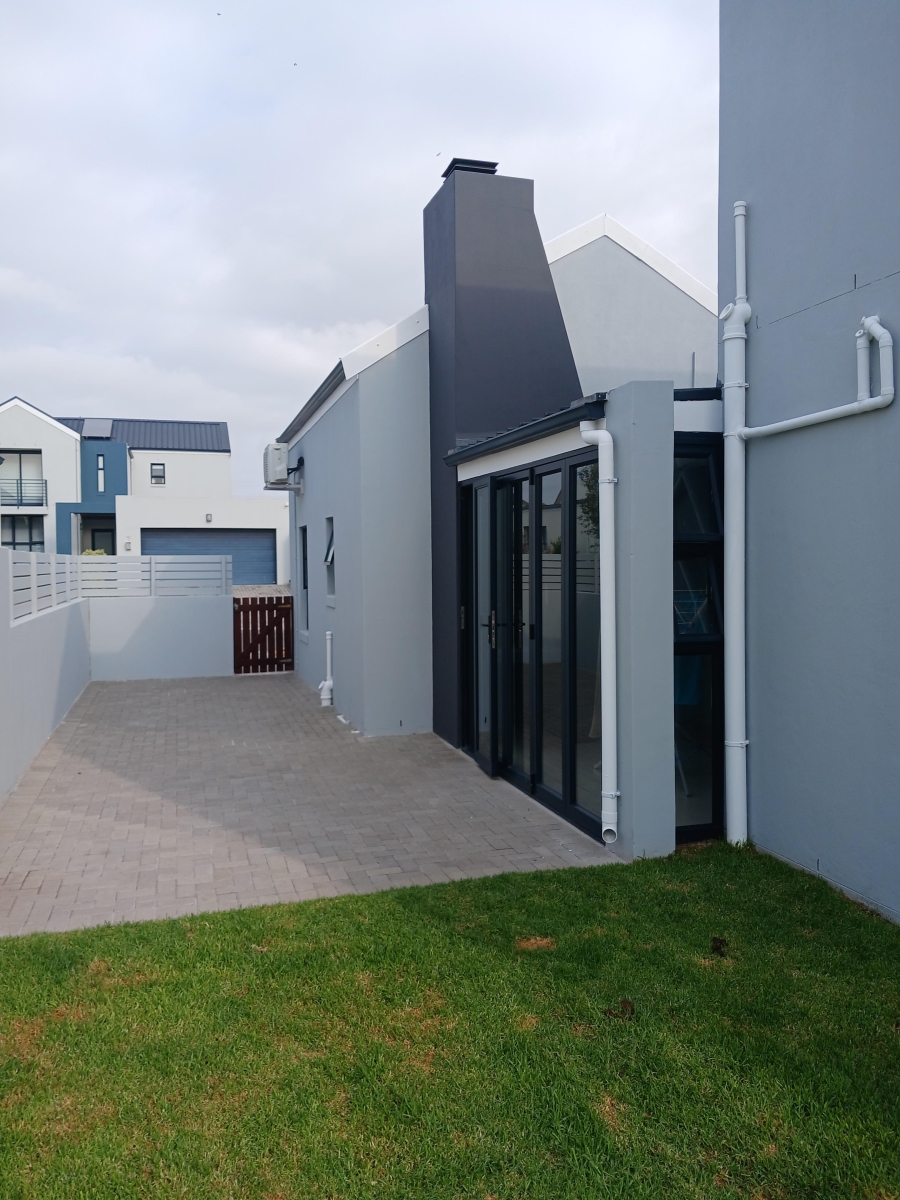 3 Bedroom Property for Sale in Jakarandas Western Cape